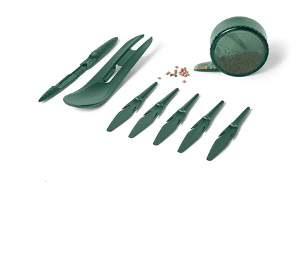 Grünes Gartengeräte-Set bestehend aus Pflanzwerkzeugen und einem Behälter mit Samen auf einem weißen Hintergrund.