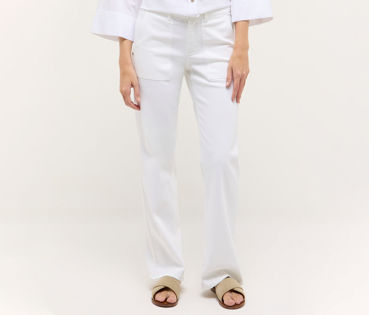 Person trägt weiße Angels Denim »Liz Urban« Wide Leg Jeans und Sandalen.