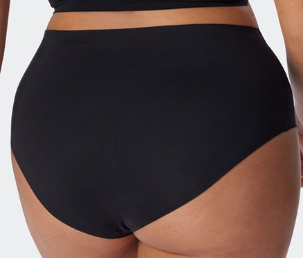 Rückenansicht einer Person, die einen schwarzen SCHIESSER Invisible Slip Maxi trägt.