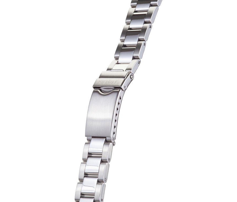 Nahaufnahme eines silberfarbenen Kienzle-Uhrenarmbands aus Metall mit Faltschließe vor einem weißen Hintergrund.