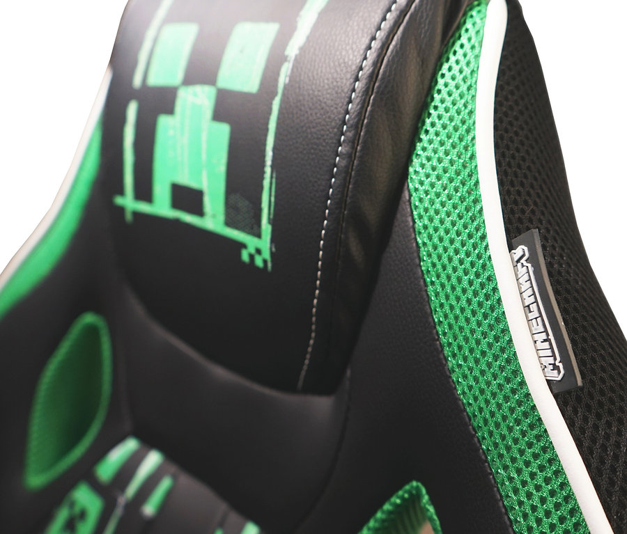 Detailansicht eines schwarzen Gaming-Stuhls mit grünem Minecraft-Creeper-Muster auf der Kopfstütze.