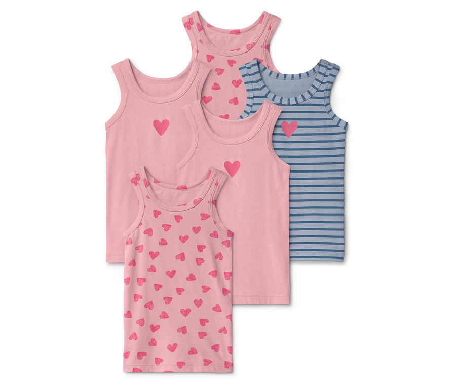 Vier ärmellose Oberteile liegen übereinander, drei davon sind rosa mit einem einzelnen oder vielen rosa Herzen, und eines ist blau gestreift mit einem einzelnen rosa Herz.