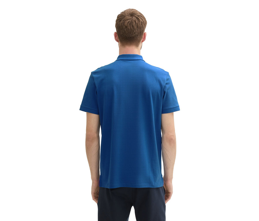 Mann von hinten mit blauem Tom Tailor Piqué Poloshirt.