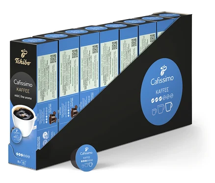 Mehrere Packungen Cafissimo Kaffee mild - 80 Kapseln in einer Reihe. Eine Kapsel liegt davor.