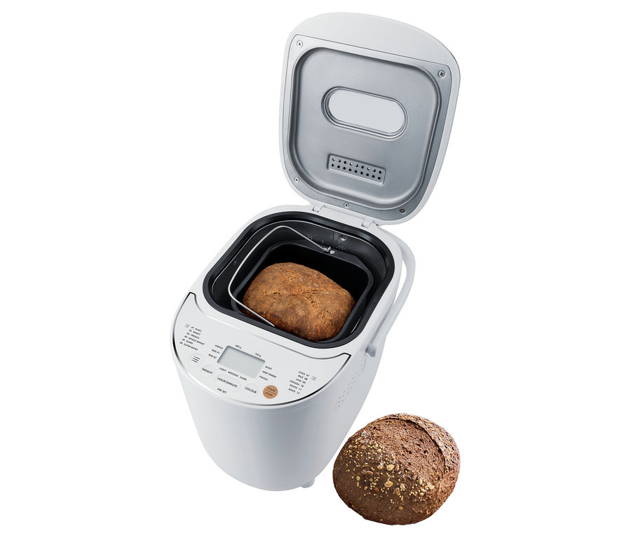 Brot im Brotbackautomat, mit einem Laib Brot daneben.