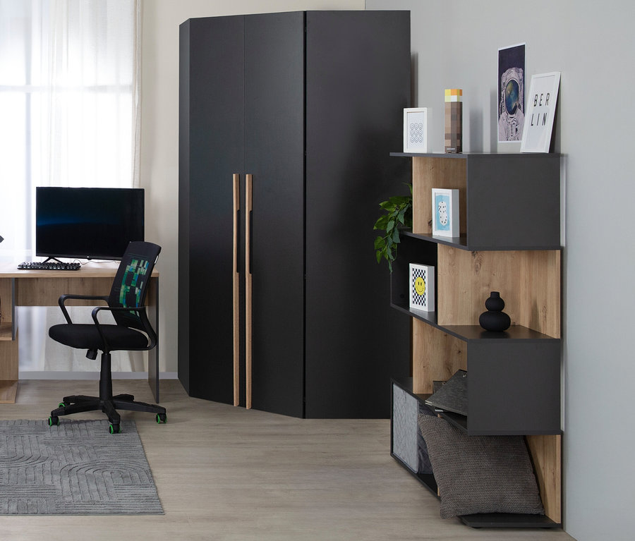 Ein Zimmer mit einem Roba Bücherregal »Marvin«, einem Schreibtisch mit Computer und einem Bürostuhl.