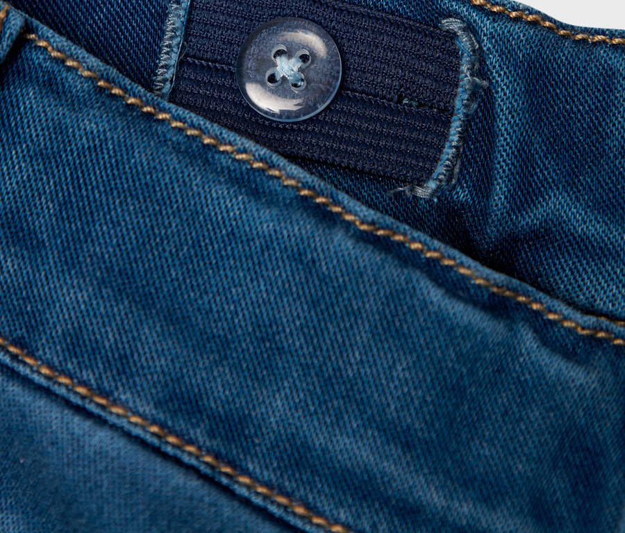 Nahaufnahme von blauen Jeans mit verstellbarem Bundknopf.