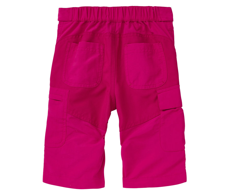 Nahaufnahme der Rückseite einer JAKO-O 3/4-Outdoorhose in Traubenfarbe mit Taschen.