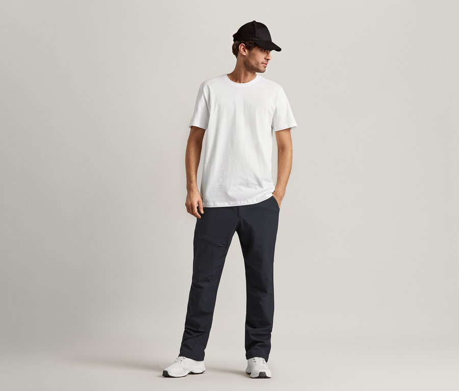 Mann trägt ein weißes 2 T-Shirts mit Rundhalsausschnitt und eine schwarze Kappe.