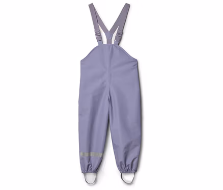 Lila Regenhose mit Hosenträgern und Reflektoren an den Beinenden, freigestellt vor weißem Hintergrund.