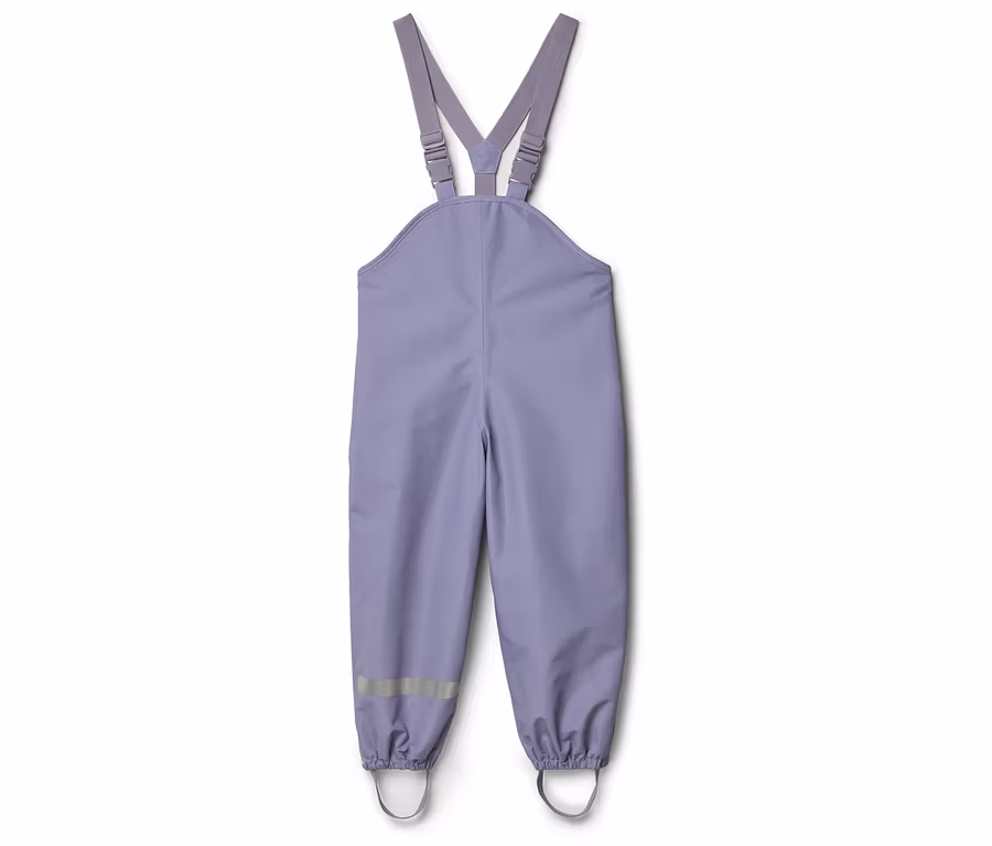 Lila Regenhose mit Hosenträgern und Reflektoren an den Beinenden, freigestellt vor weißem Hintergrund.