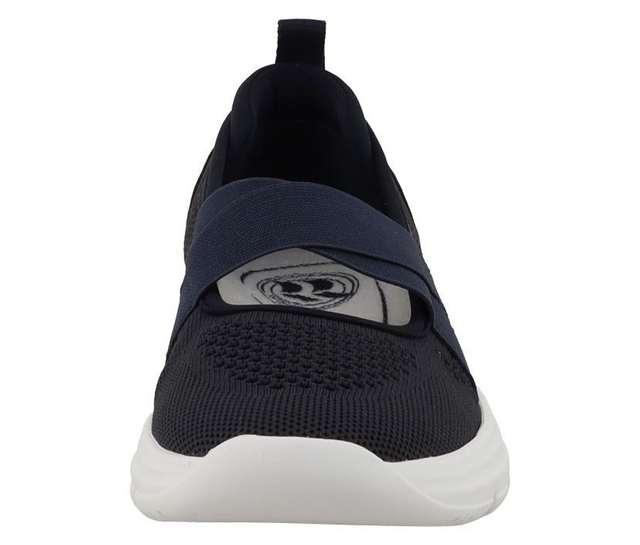 Ein blauer Romika Slipper mit gestricktem Obermaterial und gekreuzten elastischen Riemen über dem Spann, auf einer dicken weißen Sohle, von vorne gesehen.