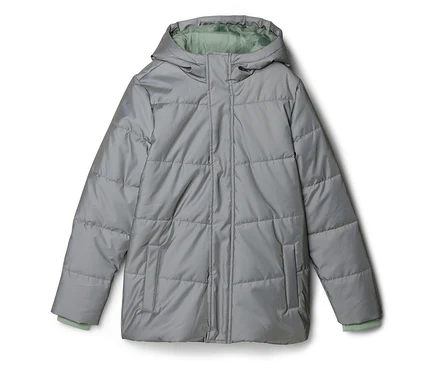 Graue, gesteppte Jacke mit Kapuze und hellgrünem Innenfutter liegt auf einem weißen Hintergrund.