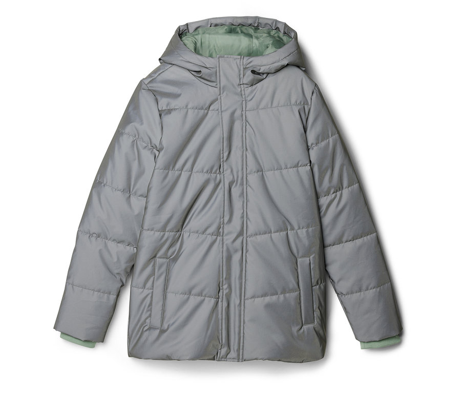 Graue, gesteppte Jacke mit Kapuze und hellgrünem Innenfutter liegt auf einem weißen Hintergrund.