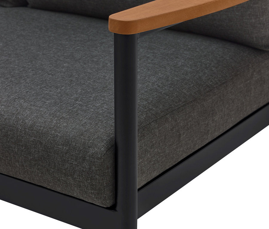 Detailaufnahme eines grauen Sofas mit schwarzen Metallbeinen und hellen Holzarmlehnen.