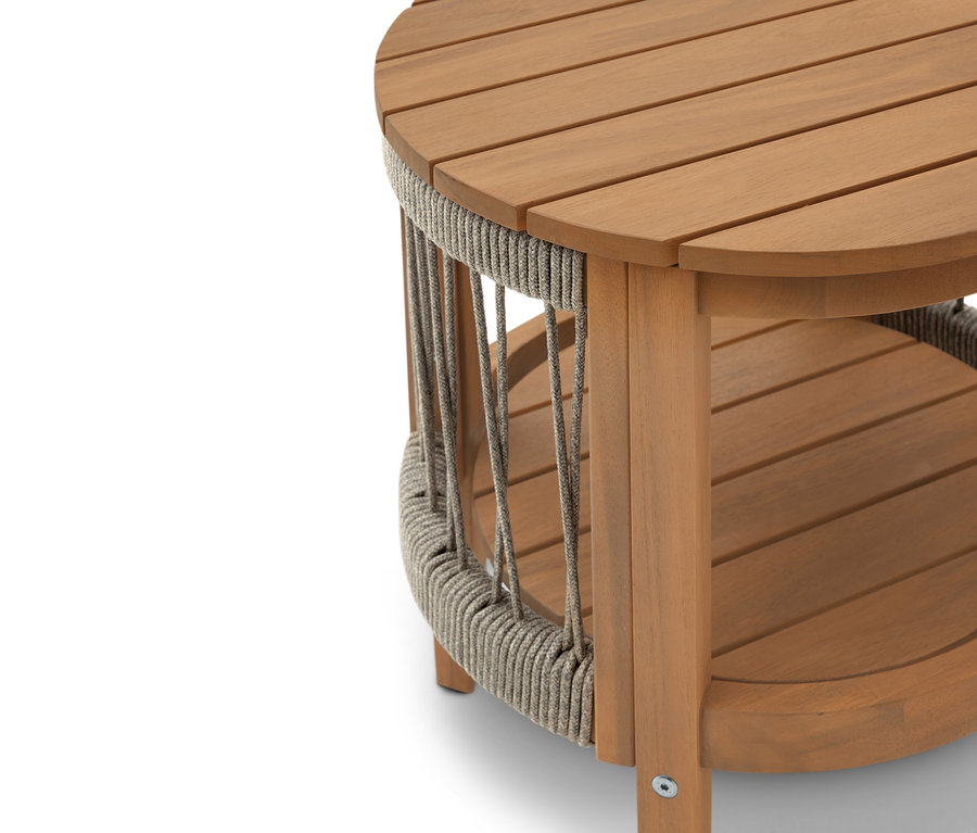 Nahaufnahme eines runden Beistelltisches aus Holz mit einer Ablagefläche und Seildetails.