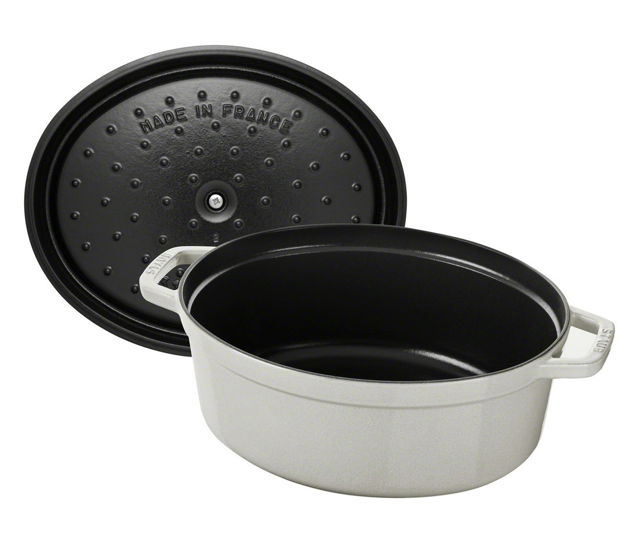 Weißer STAUB Bräter »Cocotte 29« mit ca. 4,2 l und STAUB Bräter »Cocotte 33« mit ca. 6,7 l, wobei der Deckel daneben liegt.