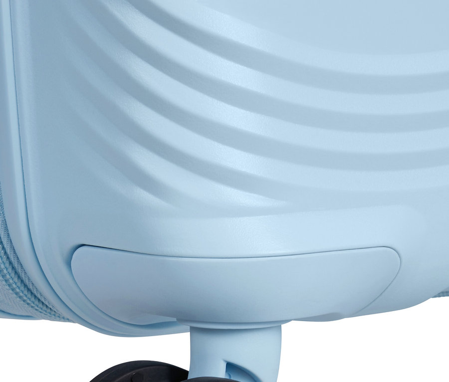 Detailaufnahme der Rollen eines hellblauen American Tourister Koffers.