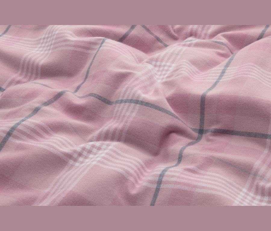 Rosa karierter Stoff mit grauen und weißen Linien, weich und faltig drapiert.