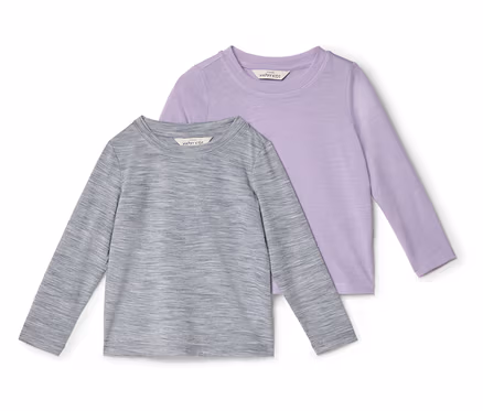 Zwei langärmlige Kinder-Shirts, eines grau und eines hellviolett, flach liegend und leicht überlappend.