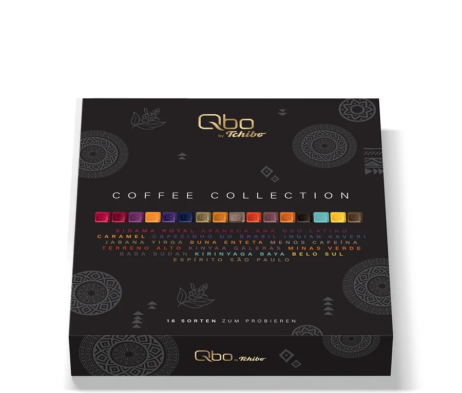 Die Qbo Collection 30 Kapseln Kaffeekapselbox zeigt 16 Kaffeesorten mit Namen und farbigen Kapseln auf schwarzem Grund.