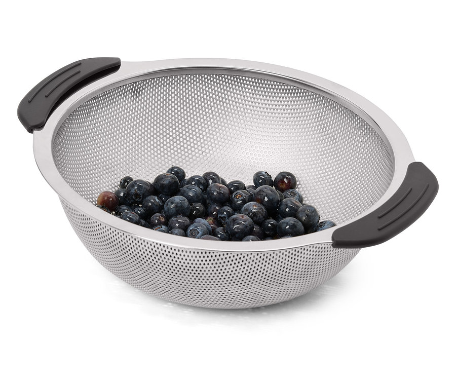 Edelstahl-Sieb mit schwarzen Griffen, gefüllt mit frischen Heidelbeeren, auf weißem Hintergrund.