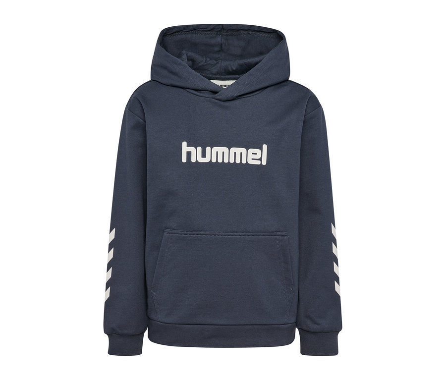 Dunkelblauer hummel® HMLJR Logo Hoodie mit weißem hummel Logo auf der Brust, einer Kängurutasche und weißen Winkelstreifen an beiden Ärmeln.