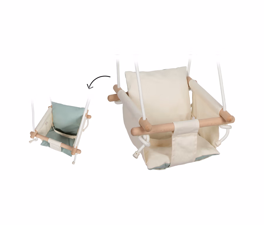 Zwei Ansichten der beigen small foot Babyschaukel »Komfort« mit Holzelementen und weißen Seilen. Das Kissen ist auf einer Seite beige und auf der anderen mintgrün.