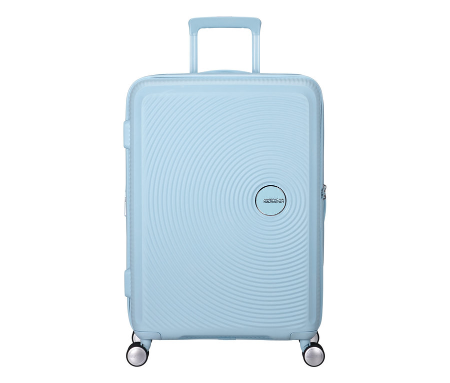 Hellblauer American Tourister Soundbox Spinner Hartschalen-Koffer in Pastellblau mit ausgefahrenem Griff und vier Rollen.