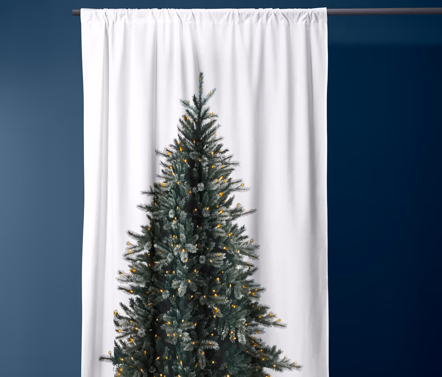 Ein Motiv-Vorhang, 1er, mit einem Weihnachtsbaum-Motiv und Geschenken darunter.