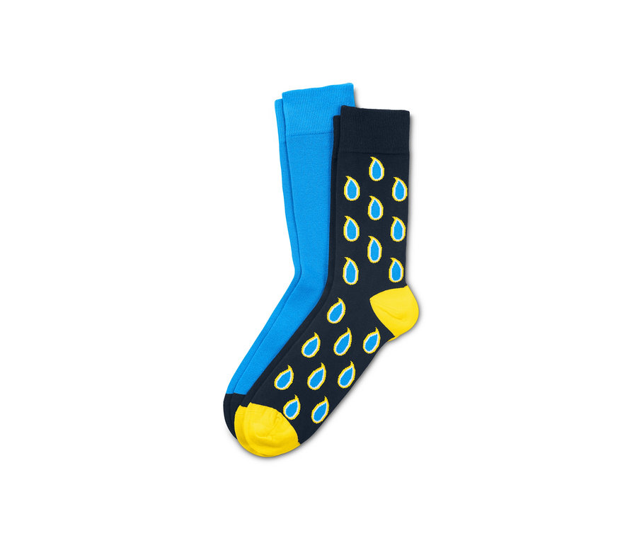 Zwei Paar Socken: ein Paar blau, das andere dunkelblau mit gelben Tropfen.
