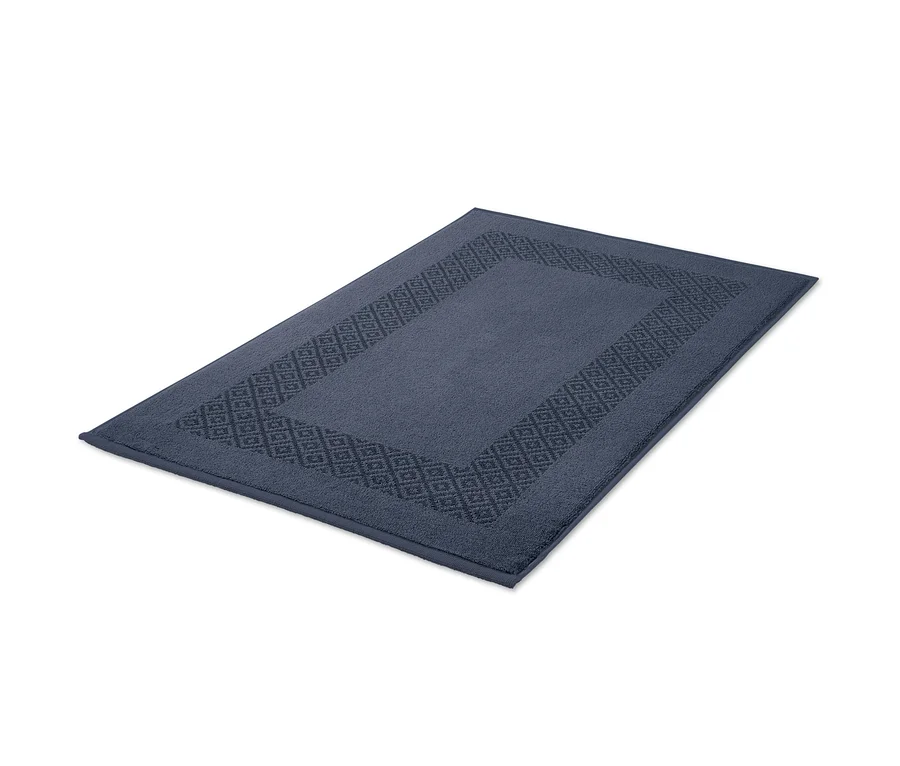 Blauer Wende-Duschvorleger mit geometrischem Muster an den Rändern.