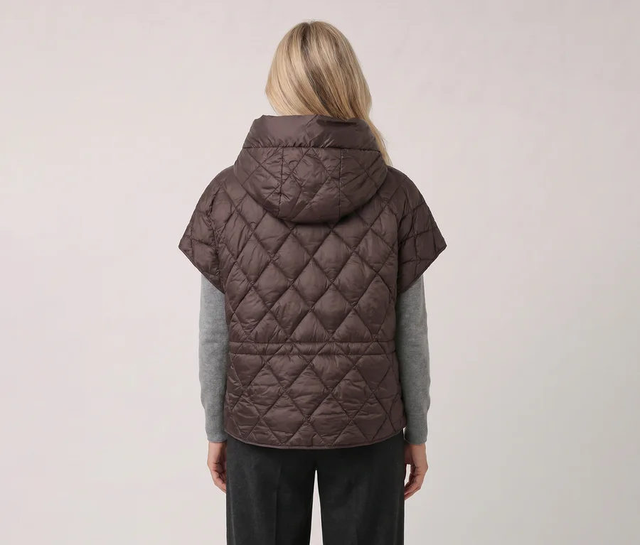 Frau von hinten, trägt eine braune, gesteppte Barbara Lebek Steppweste mit Kapuze über einem grauen Pullover.