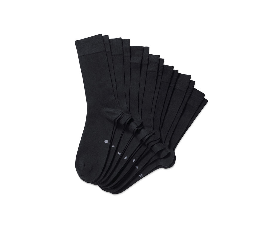 Ein Stapel von sieben Paar schwarzen Socken.