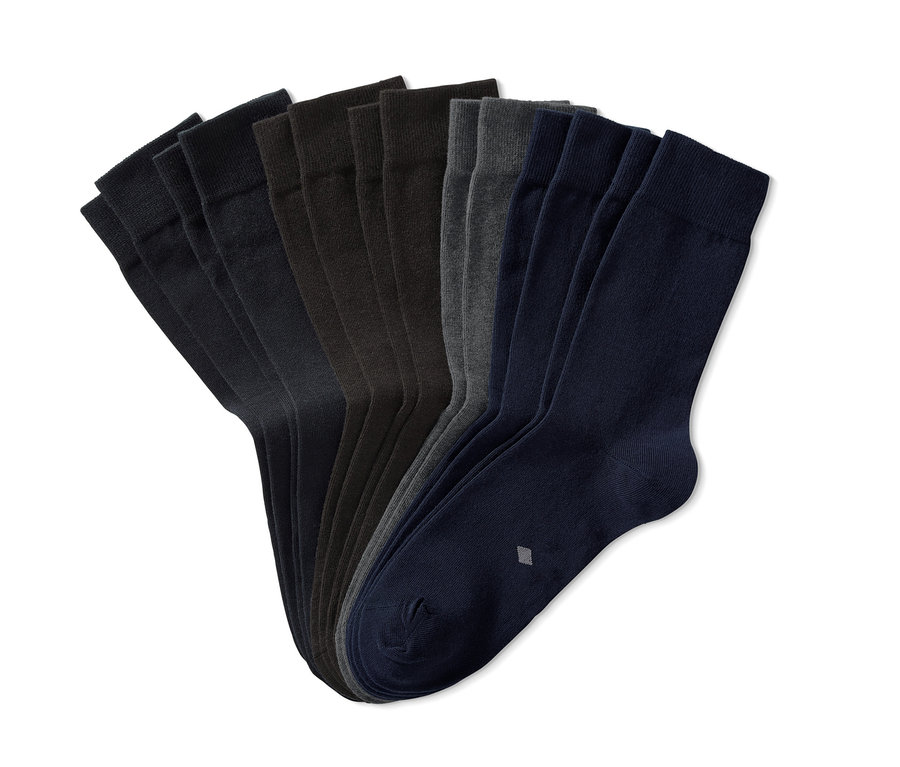 Ein Set aus 7 Paar Socken in verschiedenen Farben.