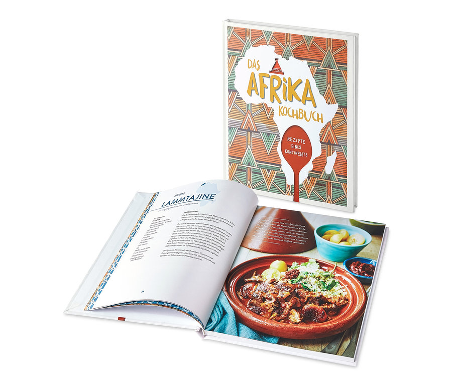 Ein aufgeschlagenes Kochbuch mit einem Rezept für LammTajine und im Hintergrund das Buch »Das Afrika-Kochbuch«.