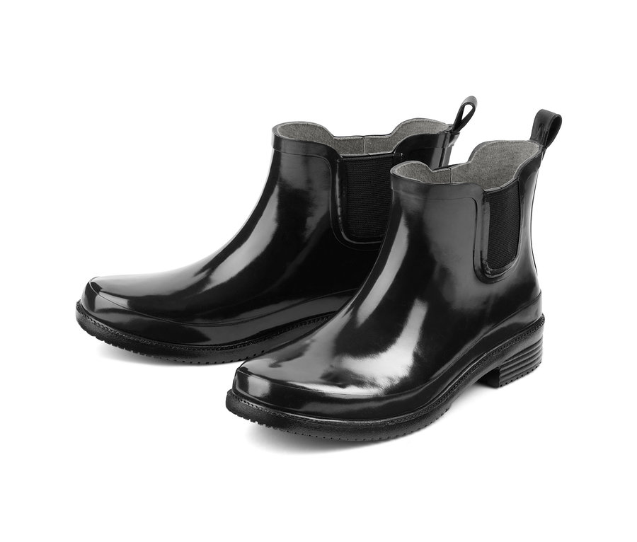 Zwei Regenstiefeletten in Schwarz vor einem weißen Hintergrund.