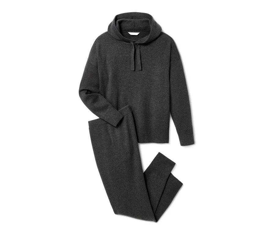 Ein grauer Loungewear-Anzug, bestehend aus einem Kapuzenpullover und einer Jogginghose.