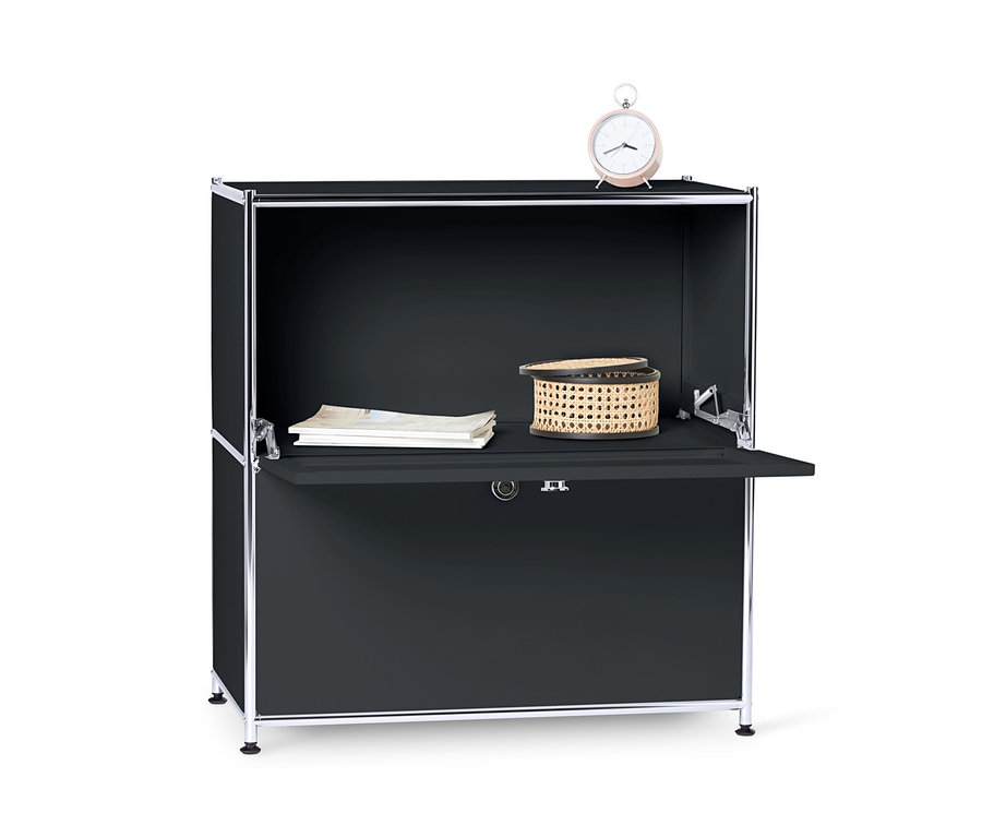 Schwarzes Sideboard Metall »CN3« niedrig mit Klappenfächern, darauf liegen ein Wecker, ein Korb und Papiere.