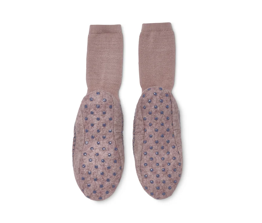 Nahaufnahme von einem Paar Hausschuh-Socken.