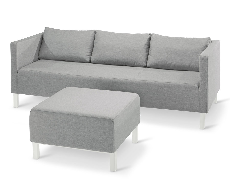 Ein hellgraues Lounge-Sofa mit Sunbrella®-Stoff und Hocker auf weißem Hintergrund.