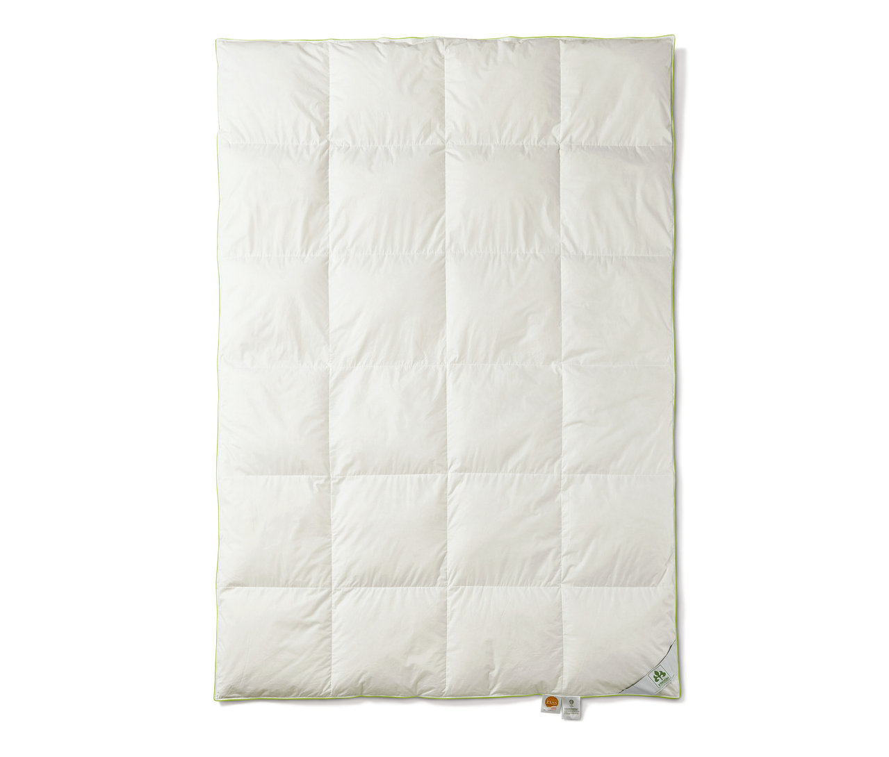 Eine weisse irisette® Übergangs-Daunendecke mit quadratischer Steppung.