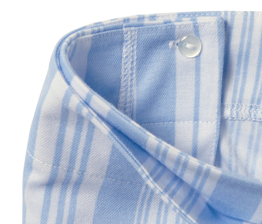 Detailansicht eines gestreiften Wickelrocks mit Knopf.