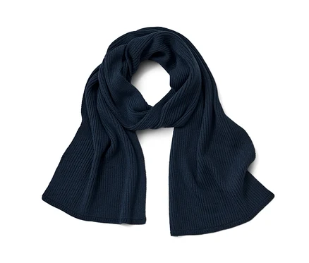 Navyblauer Strickschal auf weißem Hintergrund.