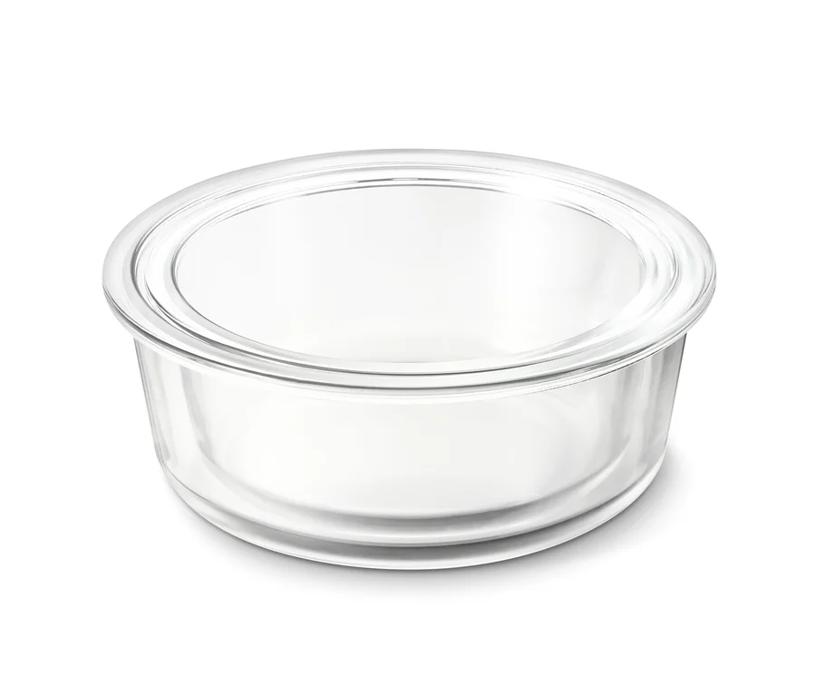 Eine einzelne durchsichtige Glas-Auflaufform mit Deckel.