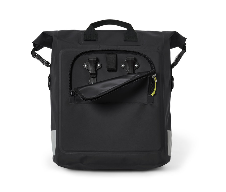 Eine schwarze, wasserfeste Rad-und-Umhängetasche mit geöffneter Vordertasche.
