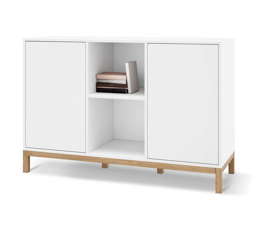 Weißes Sideboard mit zwei Türen und einem offenen Regal mit Büchern.