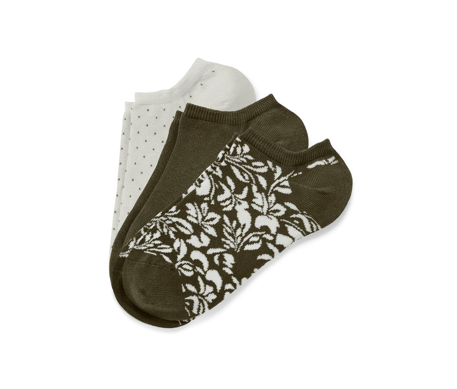 Drei Paar Sneakersocken: weiße mit Punkten, olivgrüne und olivgrüne mit weißem Blumenmuster.
