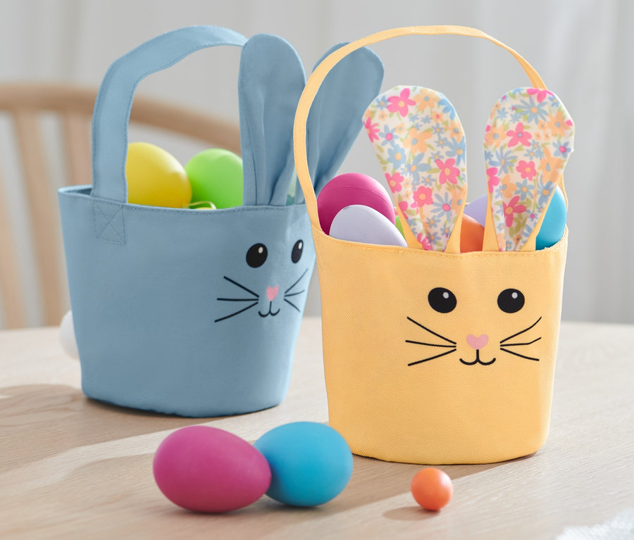 Zwei Osterei-Sammeltaschen mit Eiern auf einem Tisch.