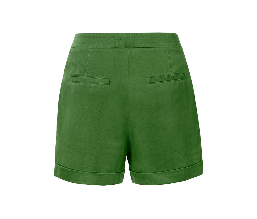 Rückansicht von grünen Shorts mit Leinenanteil.